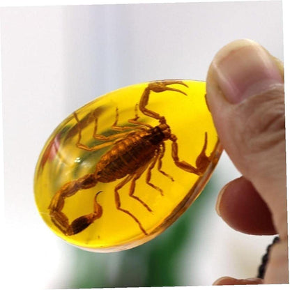 UL-8225 Orgo-Life® Collier Pendentif en Résine Style Ambre avec Inclusion d'Insecte