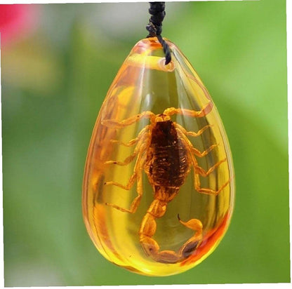 UL-8225 Orgo-Life® Collier Pendentif en Résine Style Ambre avec Inclusion d'Insecte