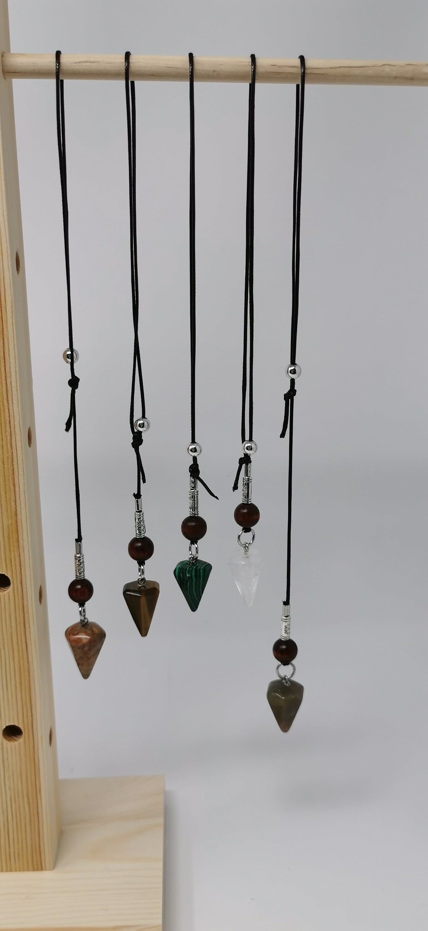 UL-8250  Pendule de radiesthesie sur corde de peau de vache /Dowsing pendulum on cowhide cord