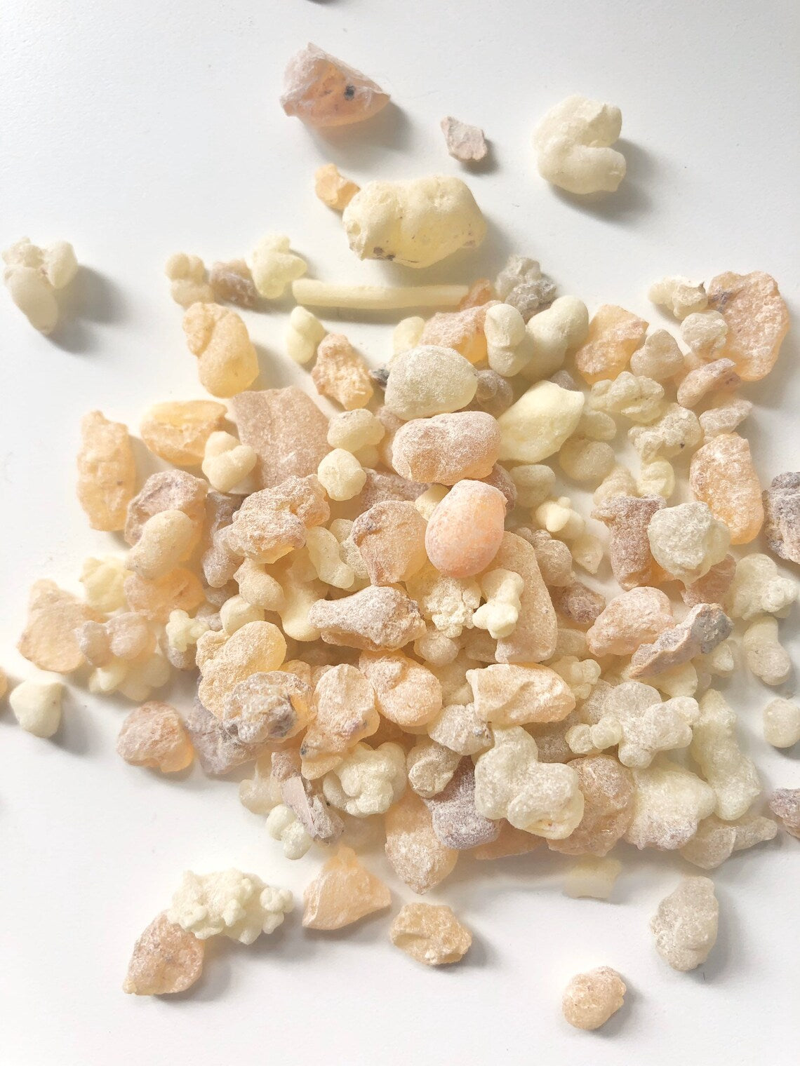 UL-6025-100  Frankincense resin  pcs  (same as the Vatican)  100 gr. / Résine d'encens pcs (même que le Vatican) 100 gr.